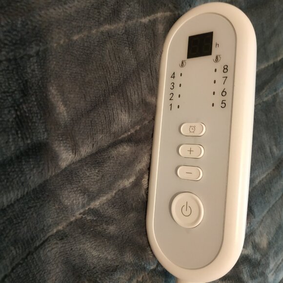 King Size Plug-In Heated Blanket with Two Controllers - cETL Certified - Picture 3 of 10